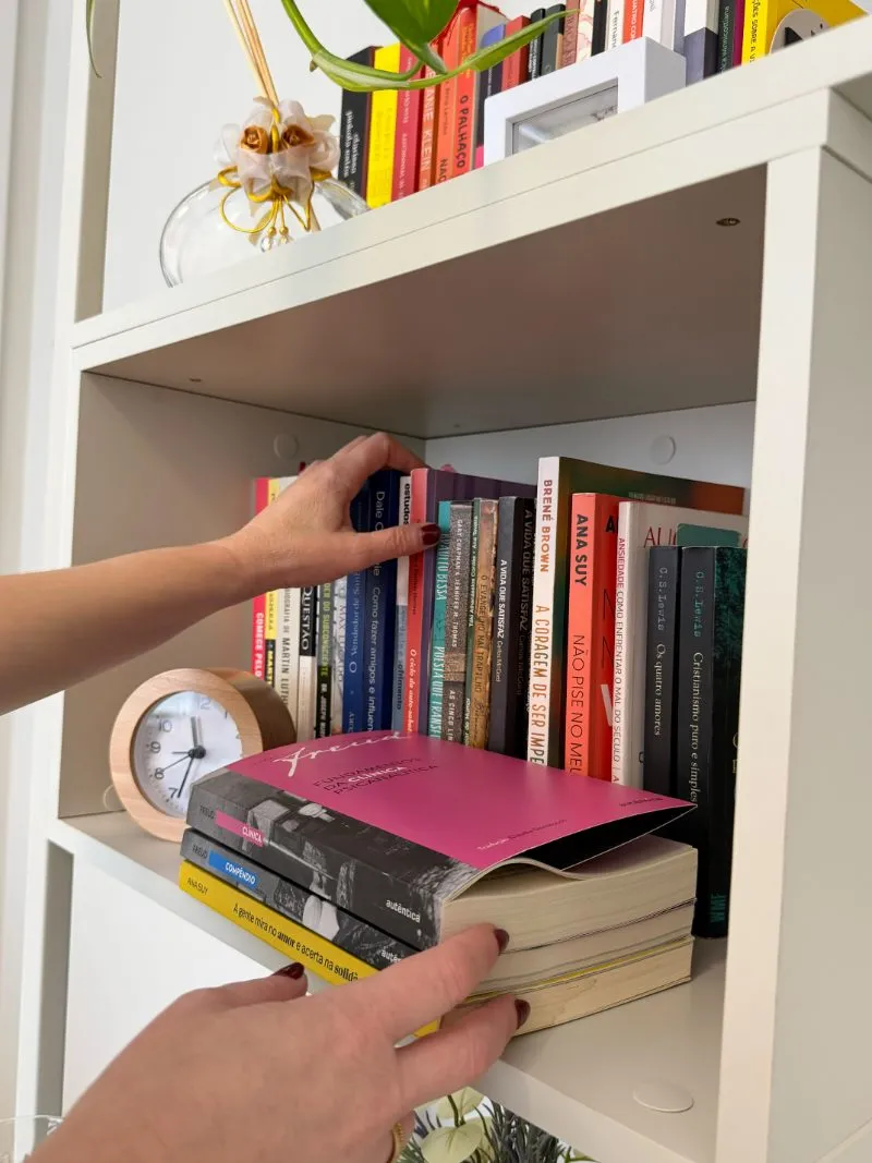 Estante com livros de psicanálise e Freud