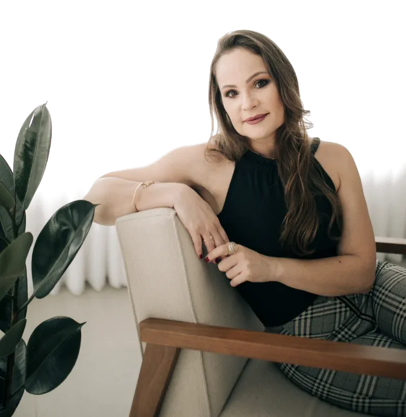 Jussara Costa, psicanalista, sentada em uma poltrona